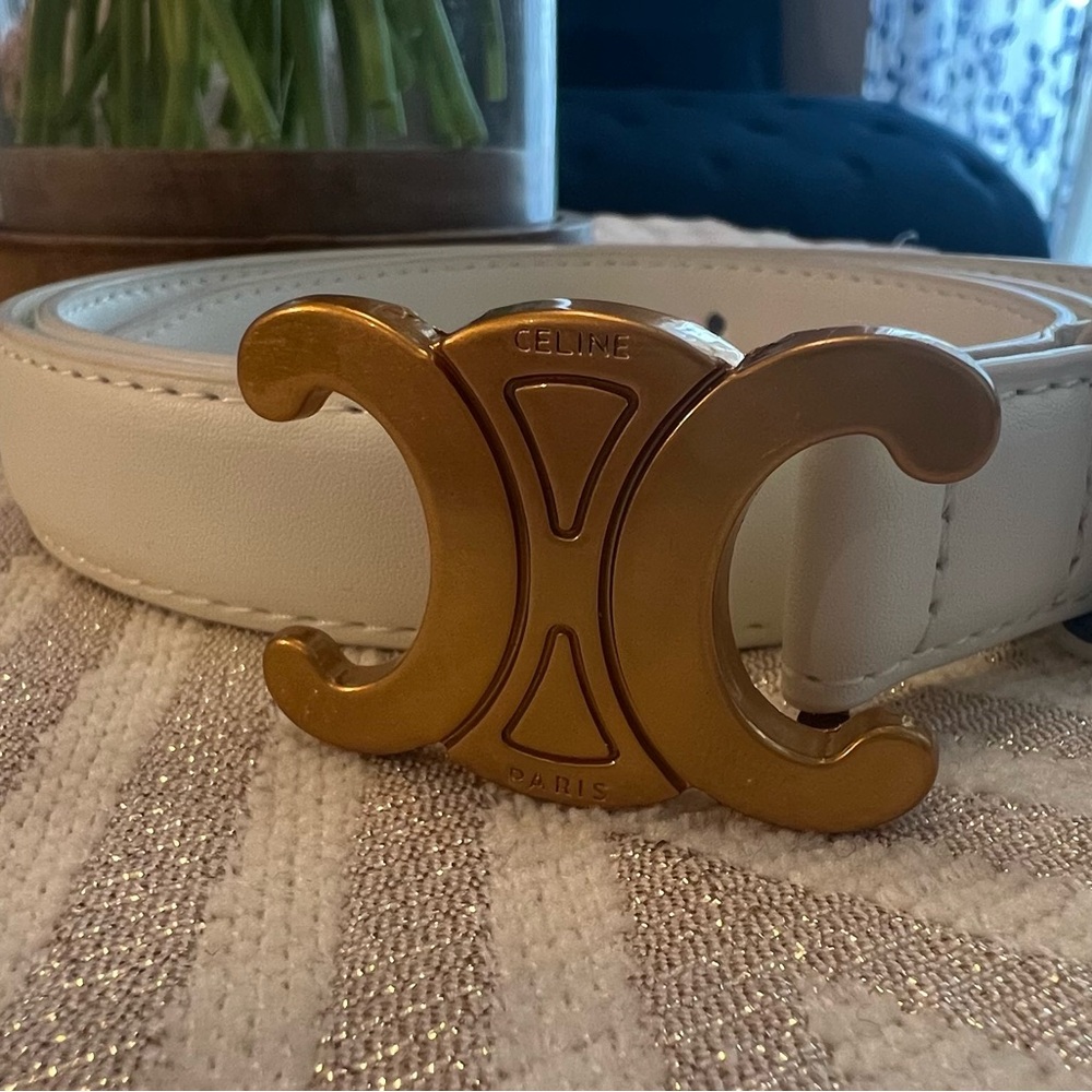 Classic belt with beautiful copper tone buckle and white leather.